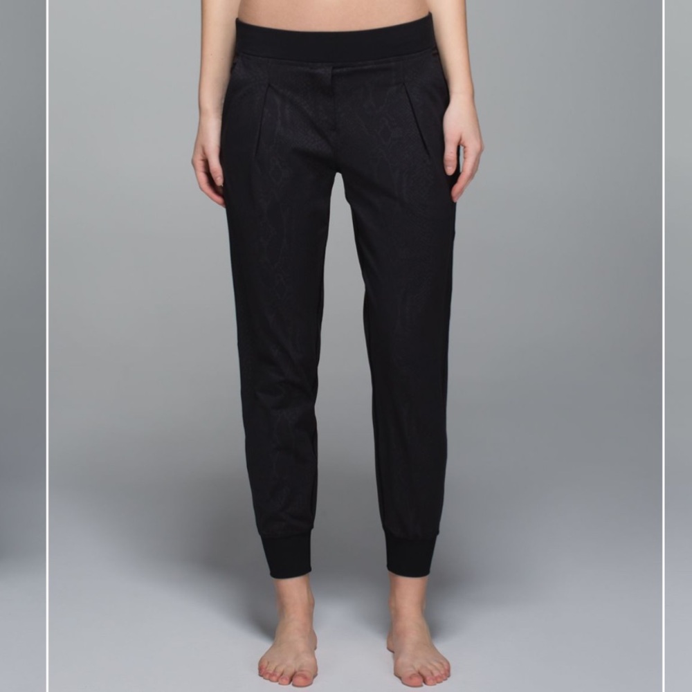 Lululemon Yoga Party Pant Desert Snake Embossed Black Sz 12
